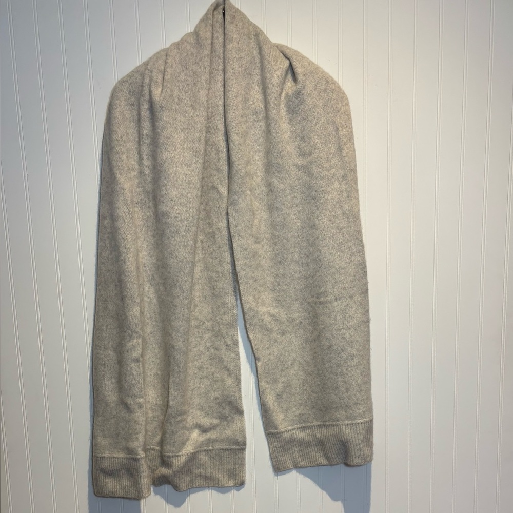 Tahari 100% cashmere scarf